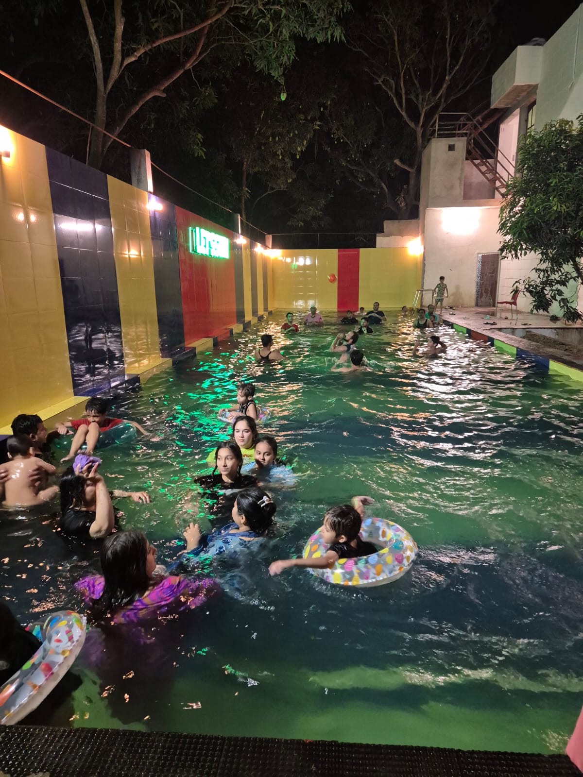 Pool crowd